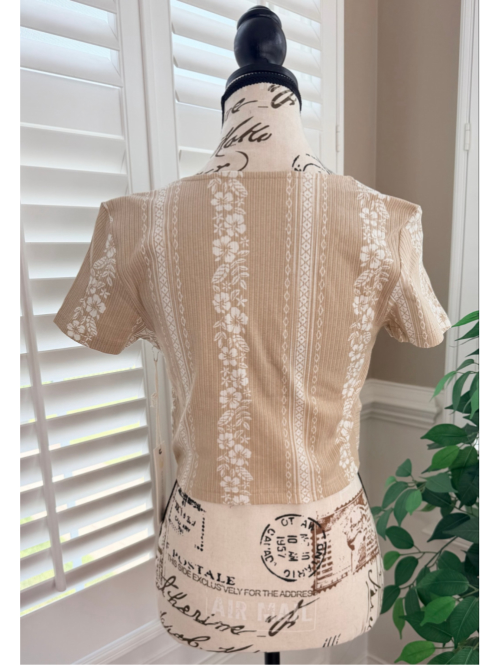 Ocean Drive High Tide Hibiscus Rib Knit Twist Front Tee in Sand Dune Size M NWT - Picture 4 of 9